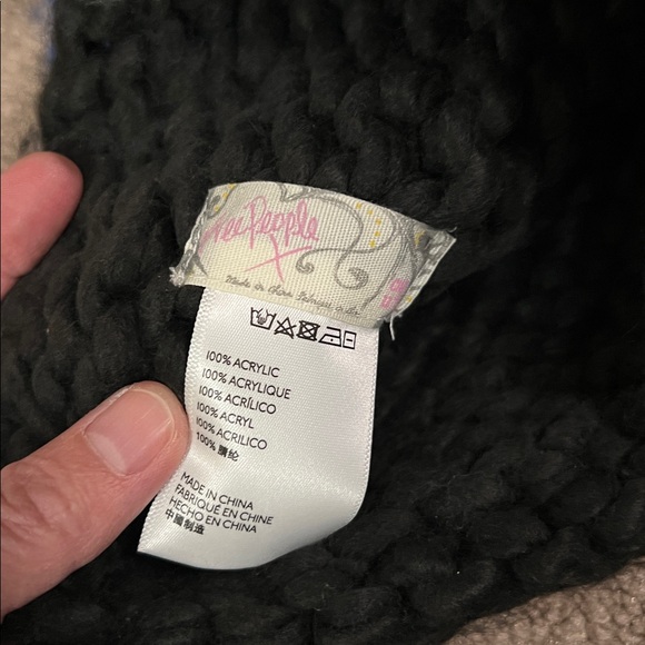 Free people color block blue/black beanie crochet warm winter Pom hat - Picture 2 of 3